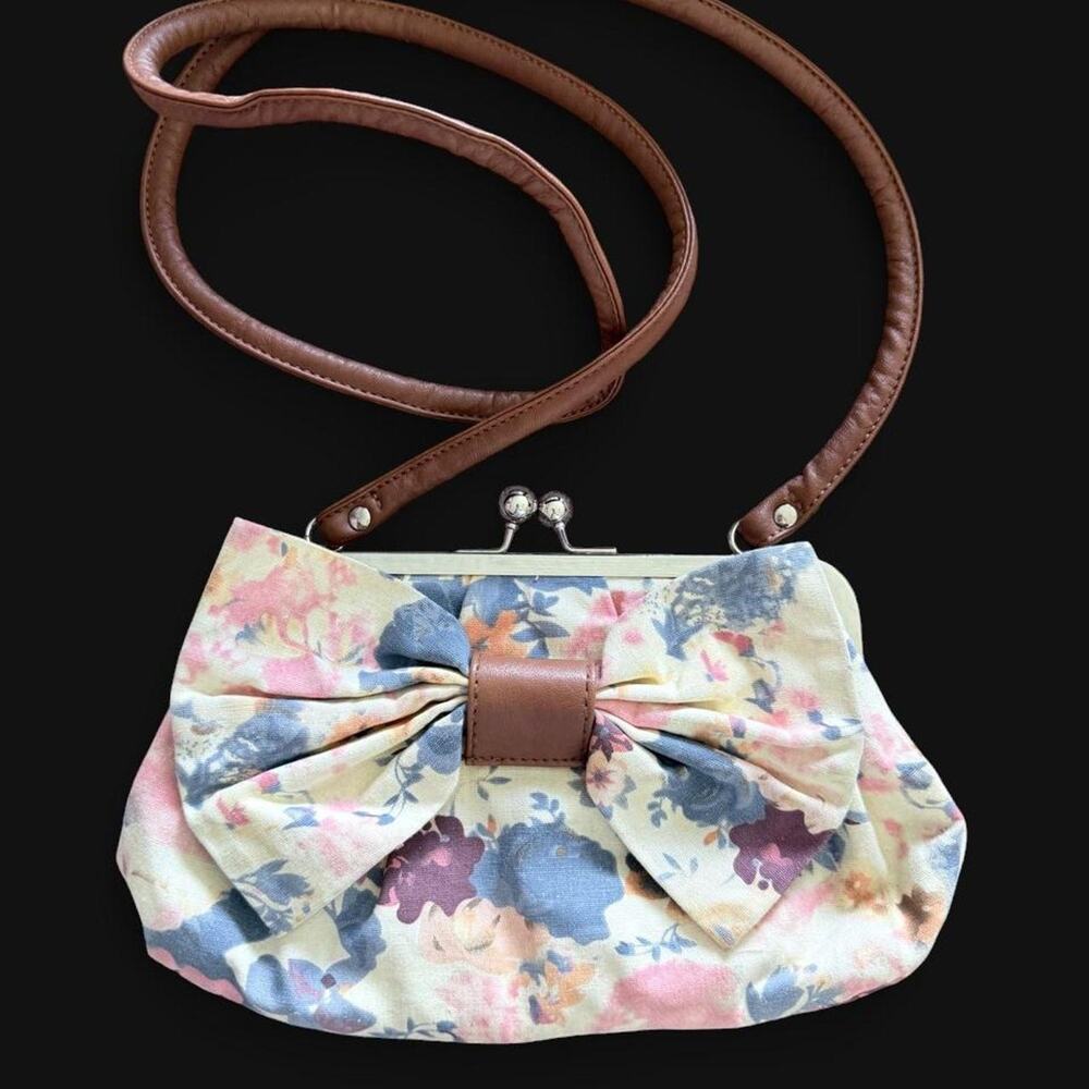 American eagle floral bow kiss lock
